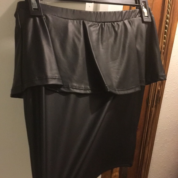Black faux leather skirt! Super stretchy and cute! - Picture 2 of 2
